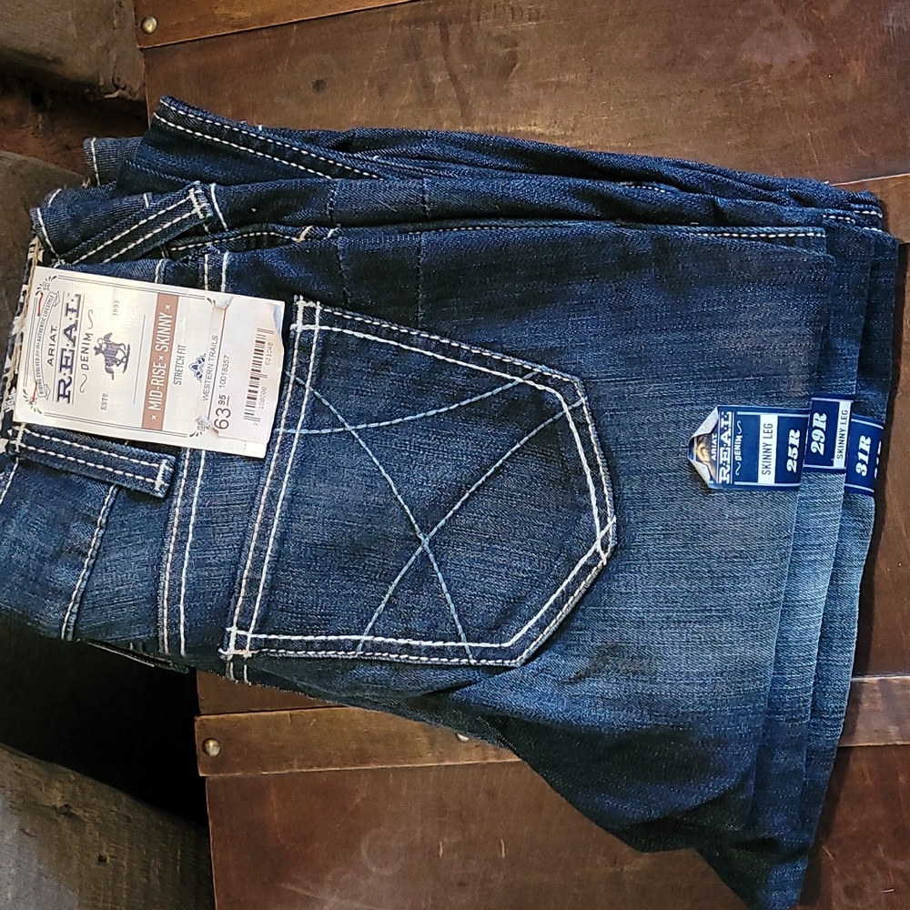Brand new Ariat Real mid-rise skinny stretch fit.